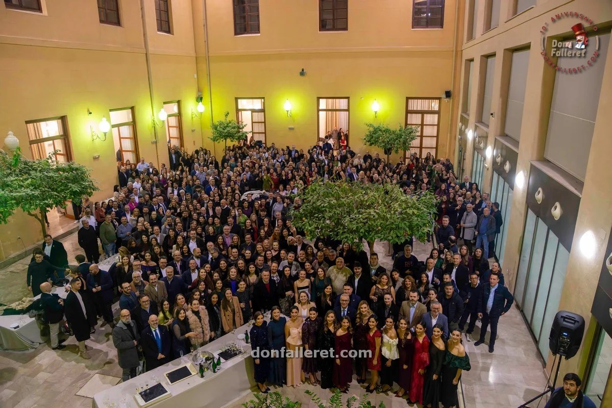 Falleras Mayores y Presidentes en el Brindis de Navidad.