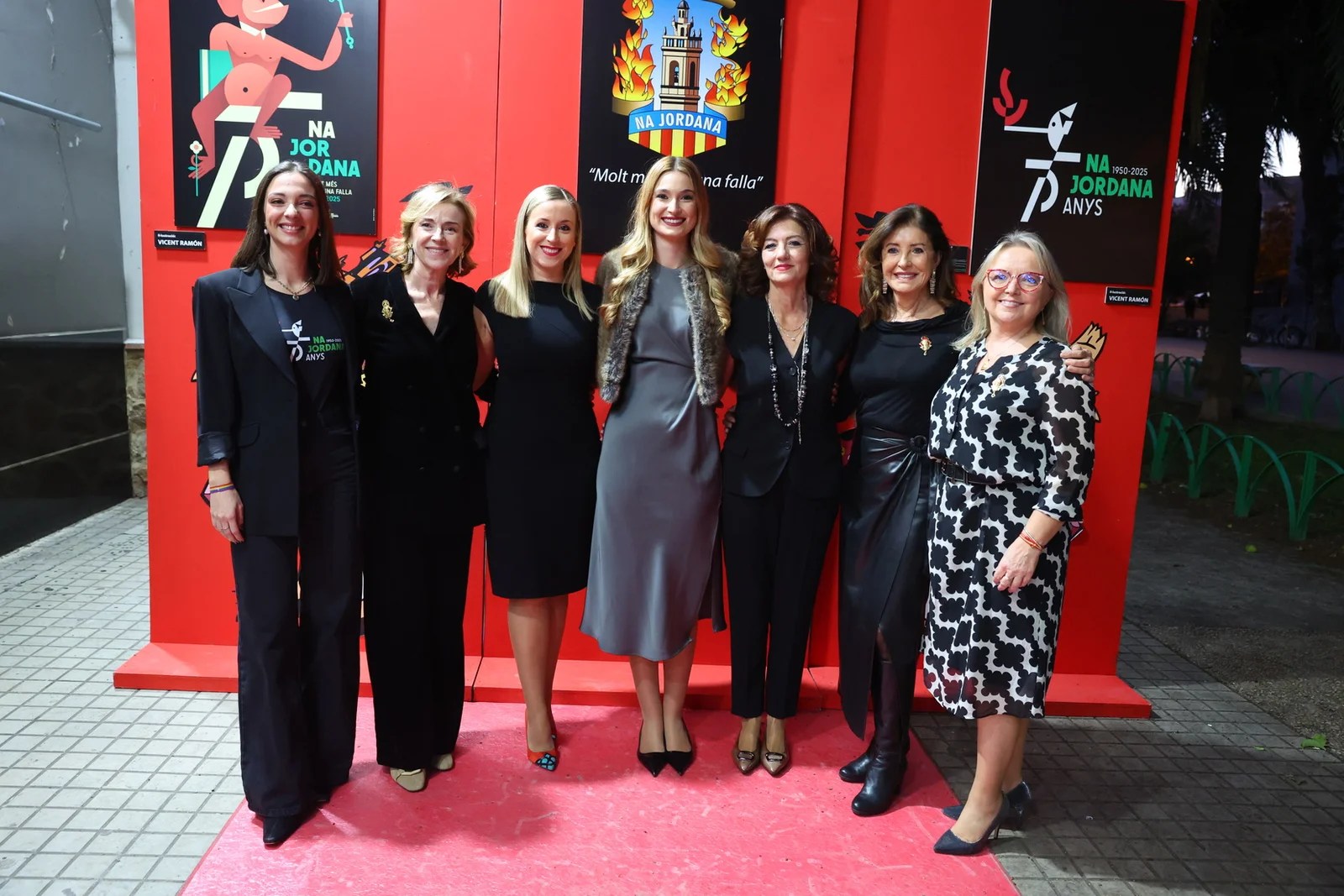 Na Jordana celebró la Gala de su 75 aniversario 8 Falleras Mayores de Valencia: CARME DOLZ (FMV 1980), GLORIA MARTÍNEZ (FMV 2008), BERTA PEIRÓ (FMV 2025), ESTHER SILLERAS (FMV 1985), ENCARNA FOLGADO (FMV 1973), ENCARNA DÍAZ (FMIV 1979) y NURIA LLOPIS (fallera major infantil de València 2006) componente de la Falla Na Jordana.