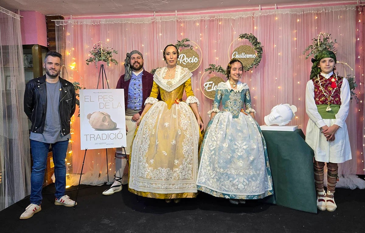 "El pes de la tradició": La apuesta de Javi Valiente (REVOLUTION) para las Fallas de Blanquerías 2025 1 Momento de la presentación del boceto y maqueta de la Falla Grande 2025