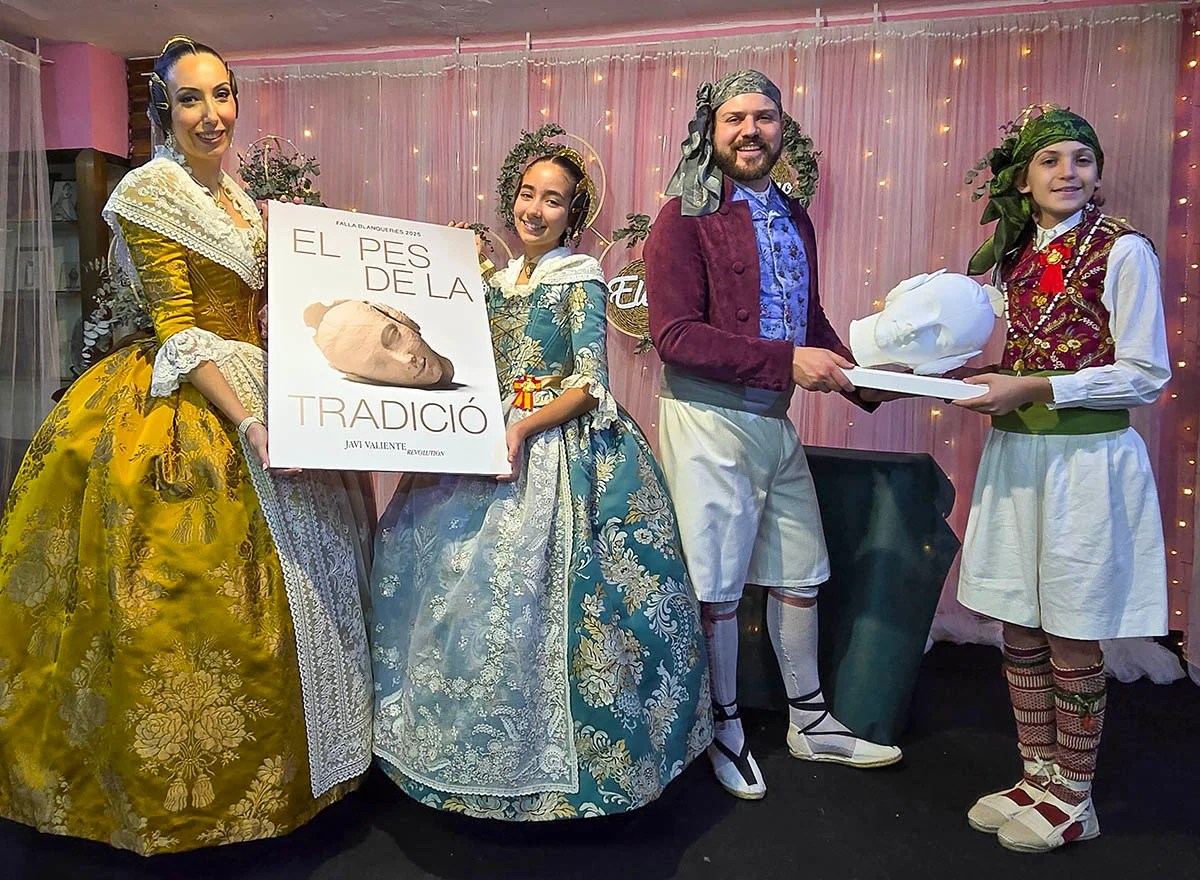 "El pes de la tradició": La apuesta de Javi Valiente (REVOLUTION) para las Fallas de Blanquerías 2025 2 Los máximos representantes de la comisión fallera con el proyecto de su Falla 2025.