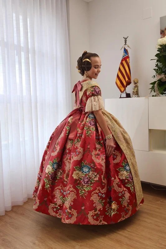 Este es el espolín que vistió Lucía García Rivera en su exaltación como Fallera Mayor Infantil de Valencia 3 Espolin FMIV 2025 11