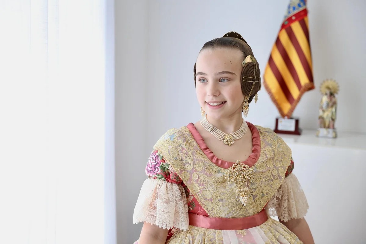 Este es el espolín que vistió Lucía García Rivera en su exaltación como Fallera Mayor Infantil de Valencia 4 Espolin FMIV 2025 2