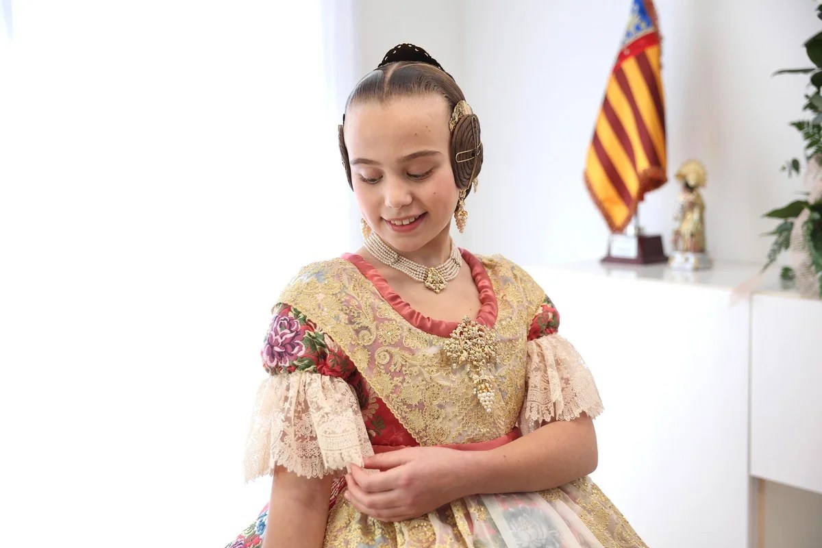 Este es el espolín que vistió Lucía García Rivera en su exaltación como Fallera Mayor Infantil de Valencia 2 Espolin FMIV 2025 9