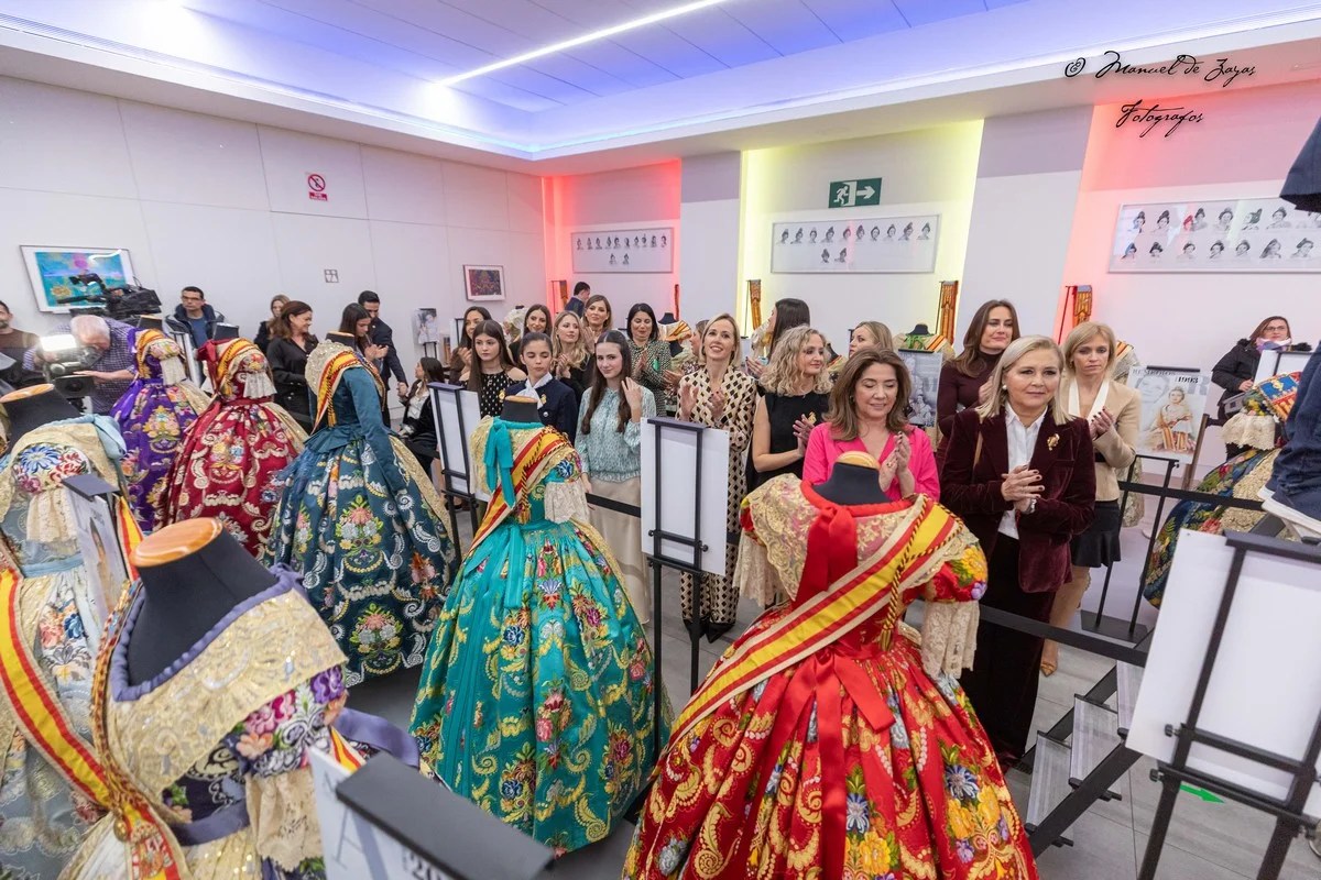 Abre sus puertas la Exposición solidaria de los espolines de las Falleras Mayores de Valencia en la Falla Convento Jerusalén Exposicion trajes FFMMVV 15