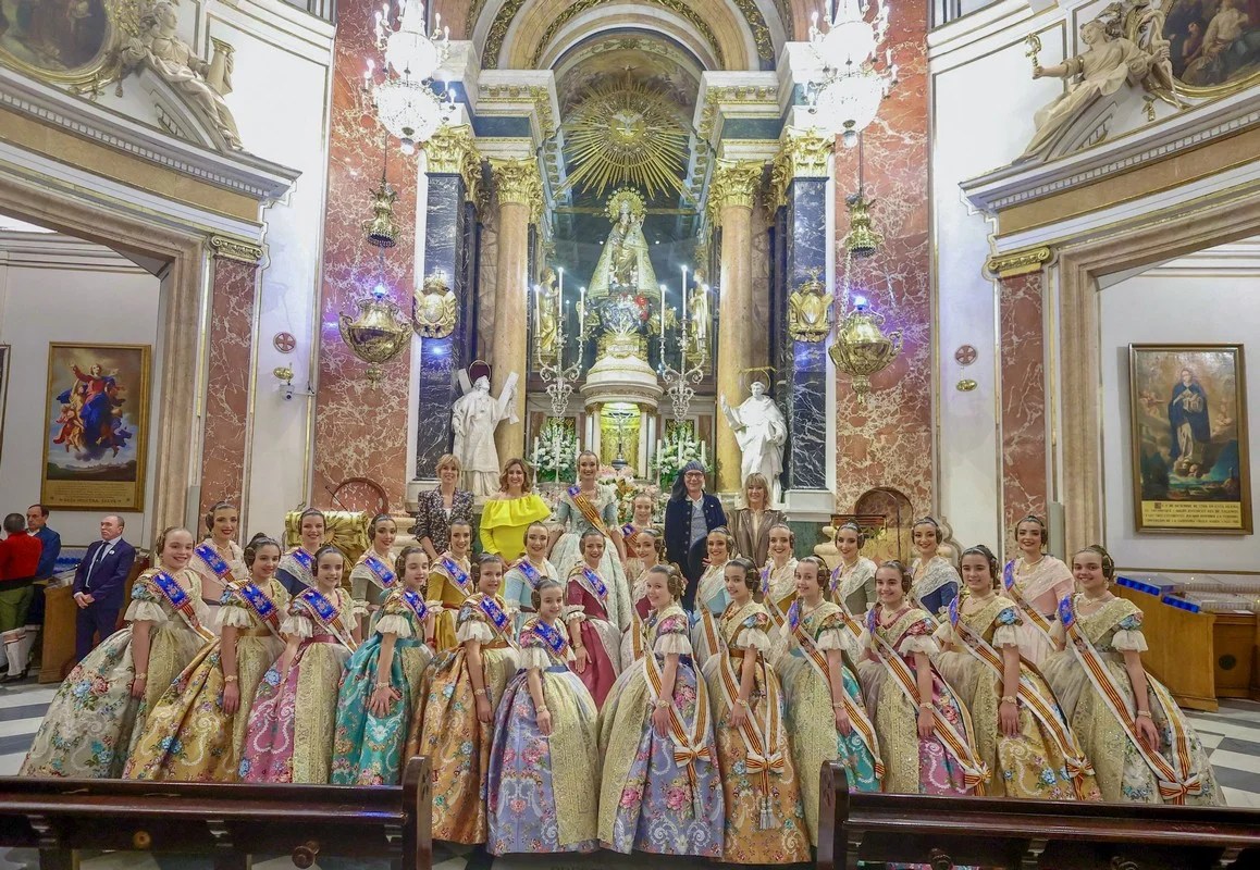 La Ofrenda de Flores a la Virgen de los Desamparados cerraba las Exaltaciones de Berta Peiró y Lucía García