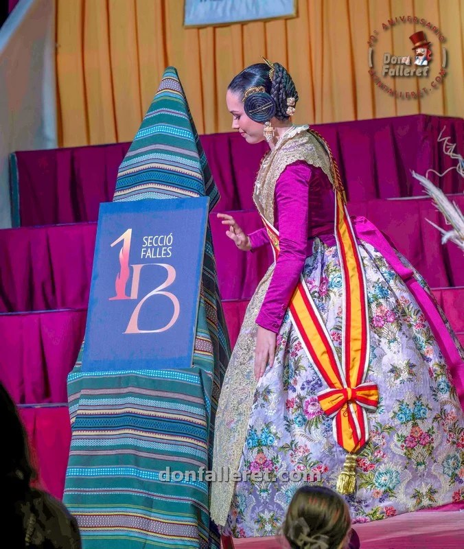 Las Fallas de 1ª B celebran por primera vez una presentación de bocetos conjunta 1 Momento de la presentación del logotipo de las Fallas 1ª B