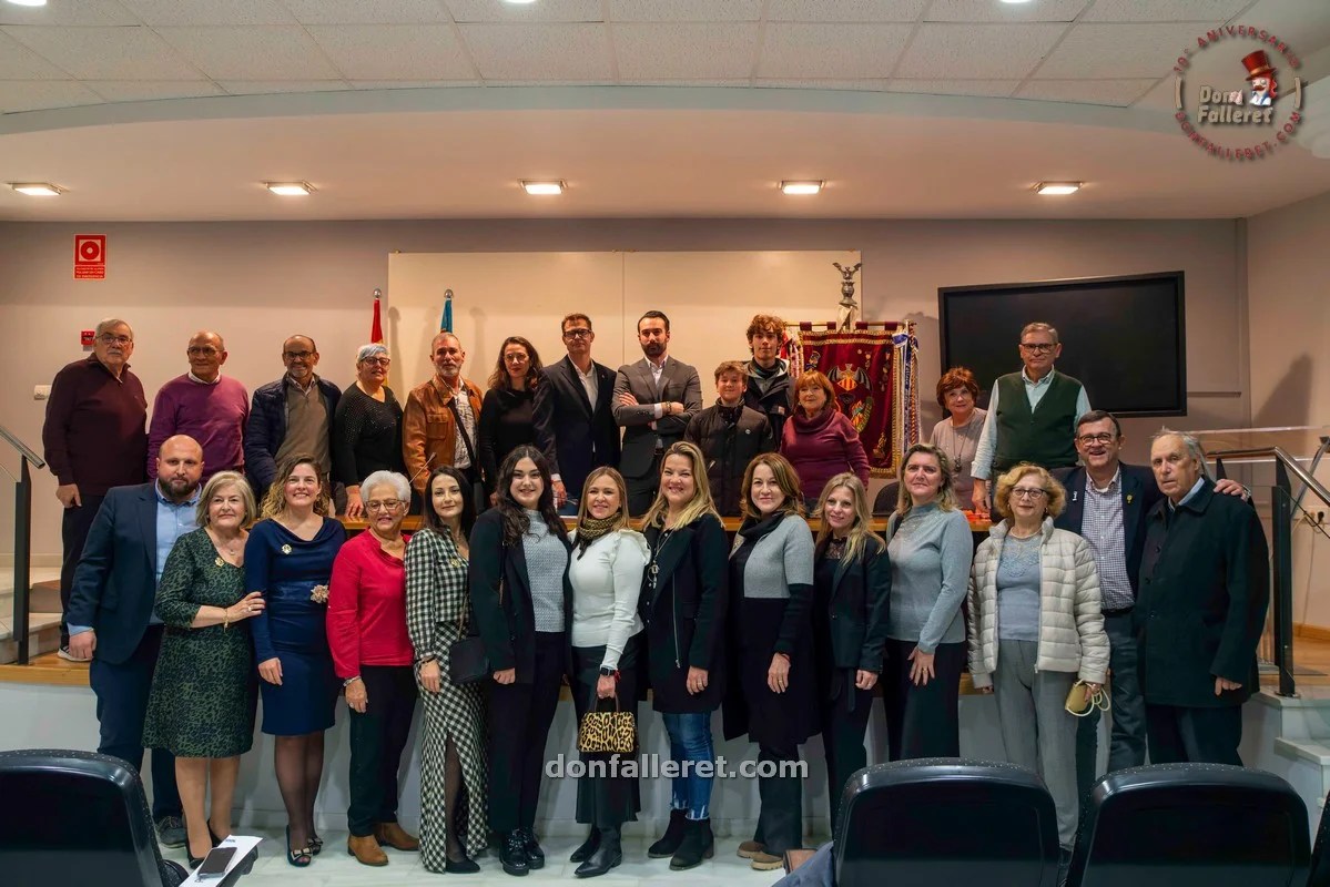 La Falla Plaza del Negrito presenta el libro de su 175 aniversario 10 Componentes de la comisión fallera de la Falla Plaza del Negrito