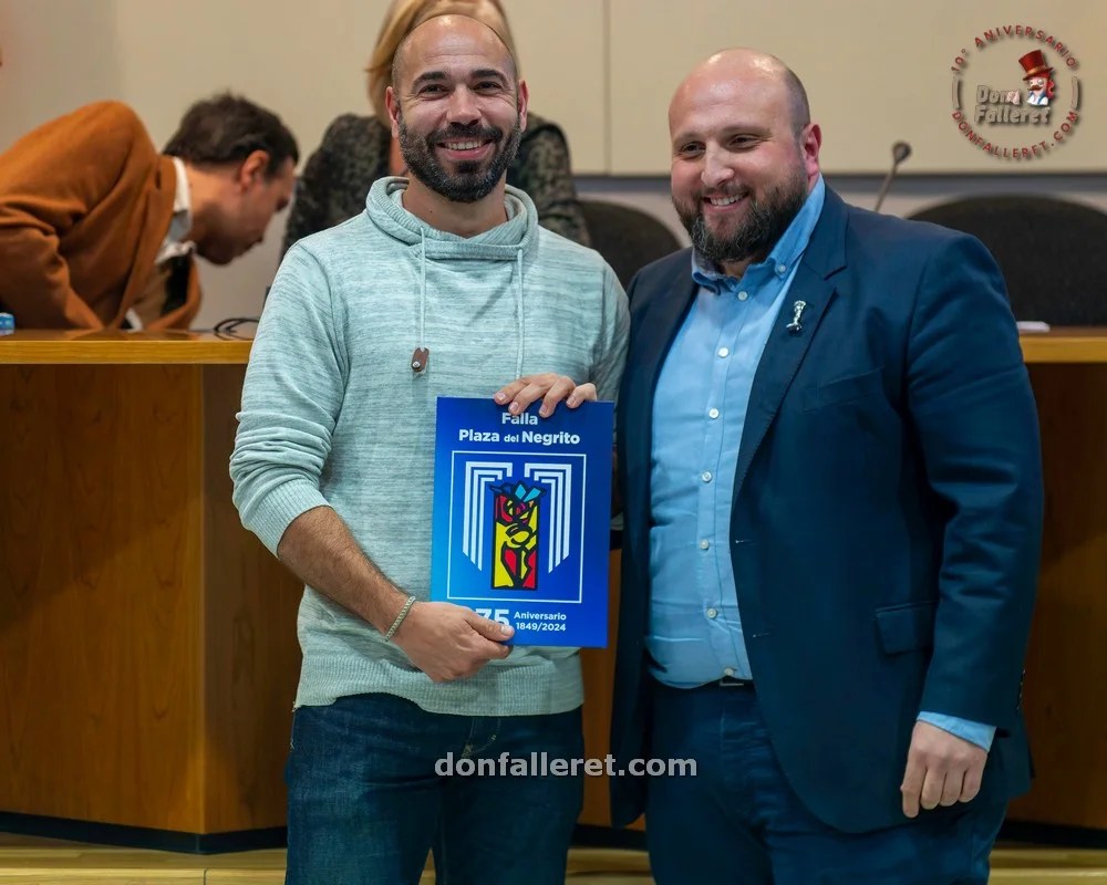 La Falla Plaza del Negrito presenta el libro de su 175 aniversario 6 Presentacion Libro 175 Aniversario Falla Plaza del Negrito 15 10