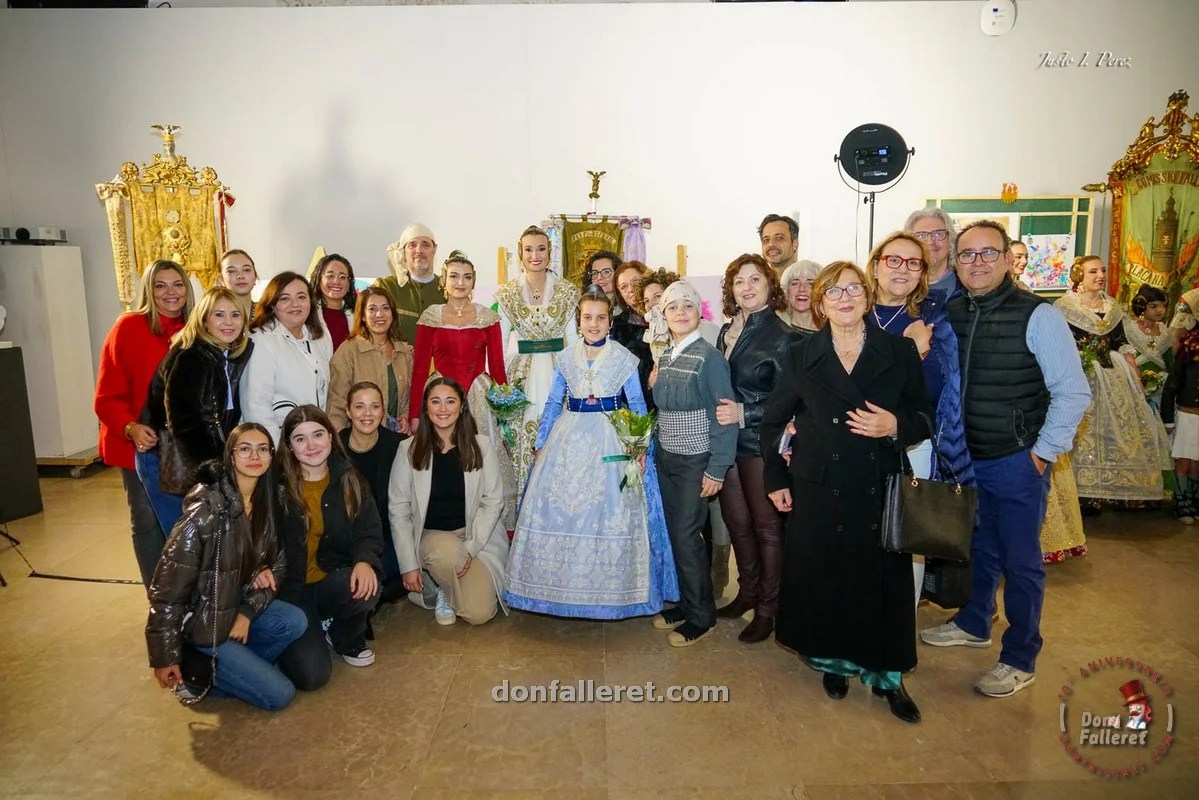 Berta Peiró junto a su comisión fallera Ripalda-Beneficencia-San Ramón