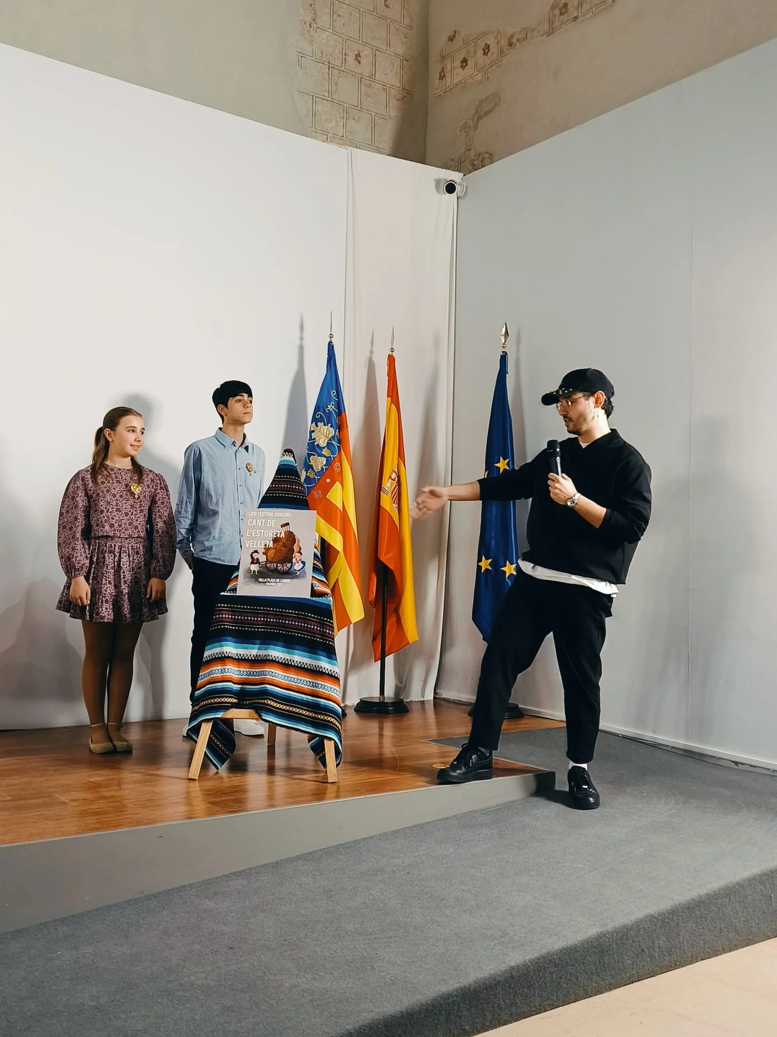 Concurso Cant de l’Estoreta 2025: Presentación Cartel y Sorteo Desfile 1 Presentación del cartel anunciador de la 63ª edición del Festival-Concurs del Cant de l’Estoreta Velleta, una obra del artista Juan Gómez Verdú.