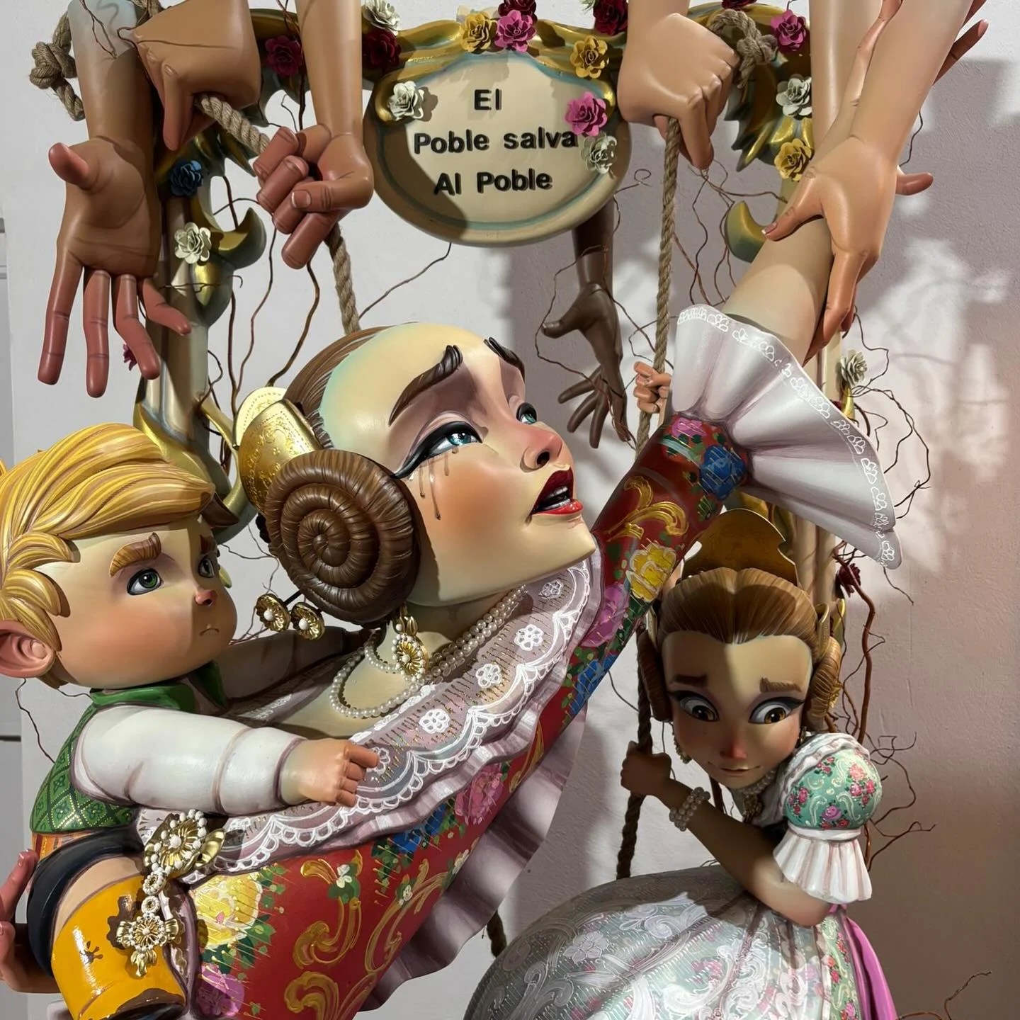 Los Premios Raga y Tío Maravillas 2025 ya tienen ganadores 1 Detalle del Ninot de la Falla Plaza del Pilar 2025, obra del artista Paco Torres.