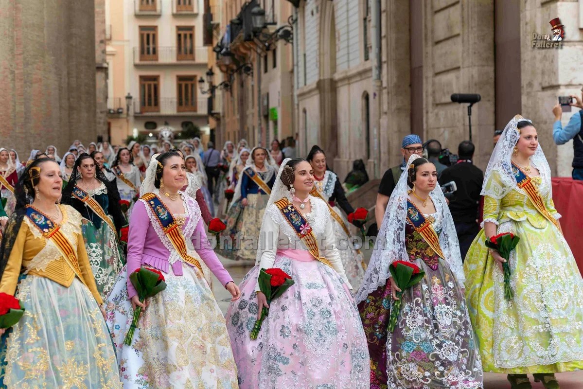 Las mujeres lideran el censo fallero 1 Ofrenda 17 Comisiones 100