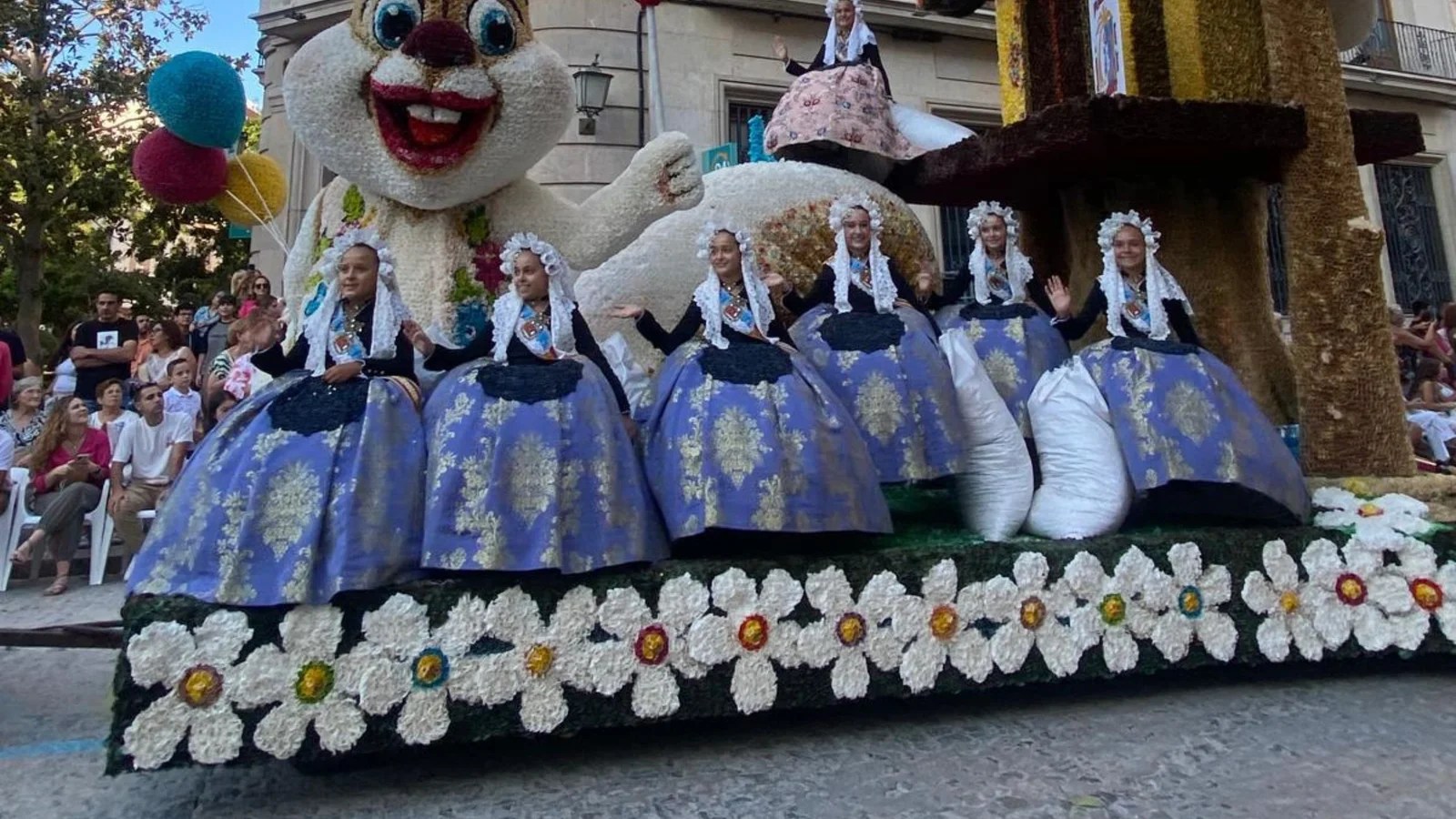Burriana punto de encuentro de las candidatas a Bellea del Foc Infantil de Alicante