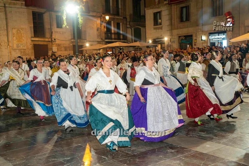 La Dansà a la Virgen convoca a centenares de falleras y falleros
