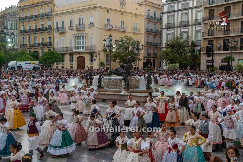 La dansà infantil a la Virgen llena la plaza de cientos de niños 4 Dansa infantil 2025 21