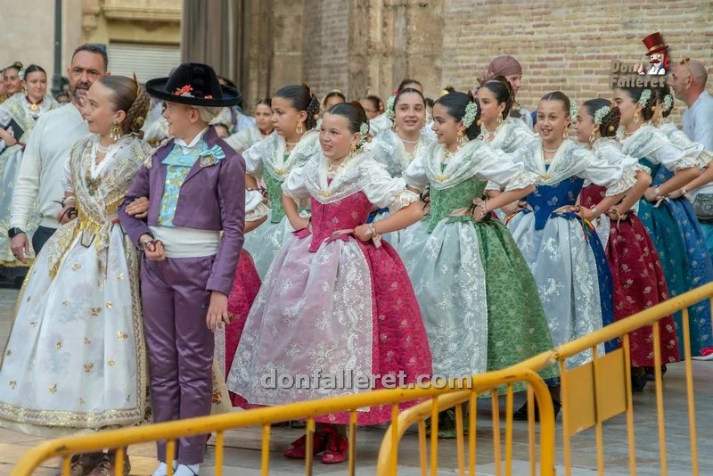 La dansà infantil a la Virgen llena la plaza de cientos de niños 3 Dansa infantil 2025 4