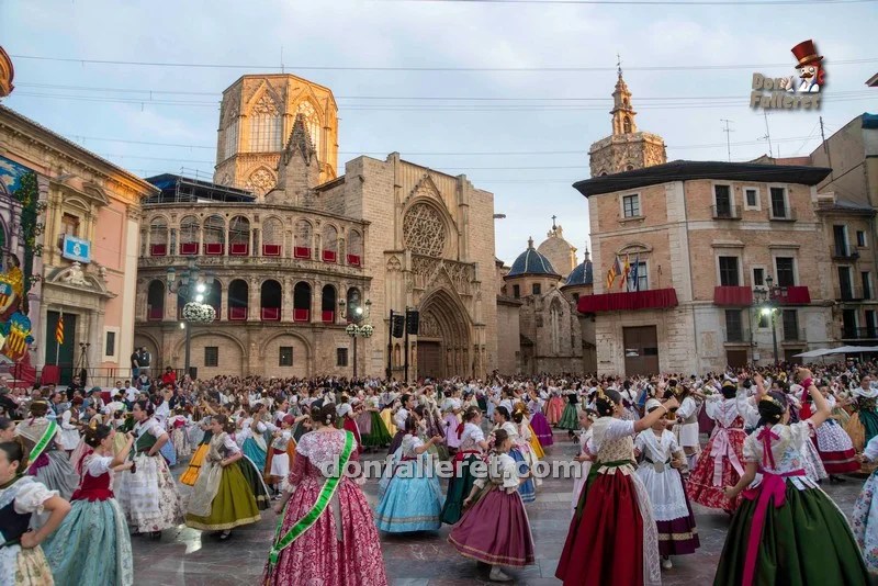 La dansà infantil a la Virgen llena la plaza de cientos de niños
