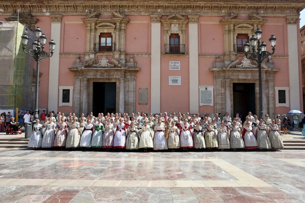 GALERIA: Las Candidatas adultas comienzan las pruebas 17 fallera mayor 2026 visita colegio seda 36