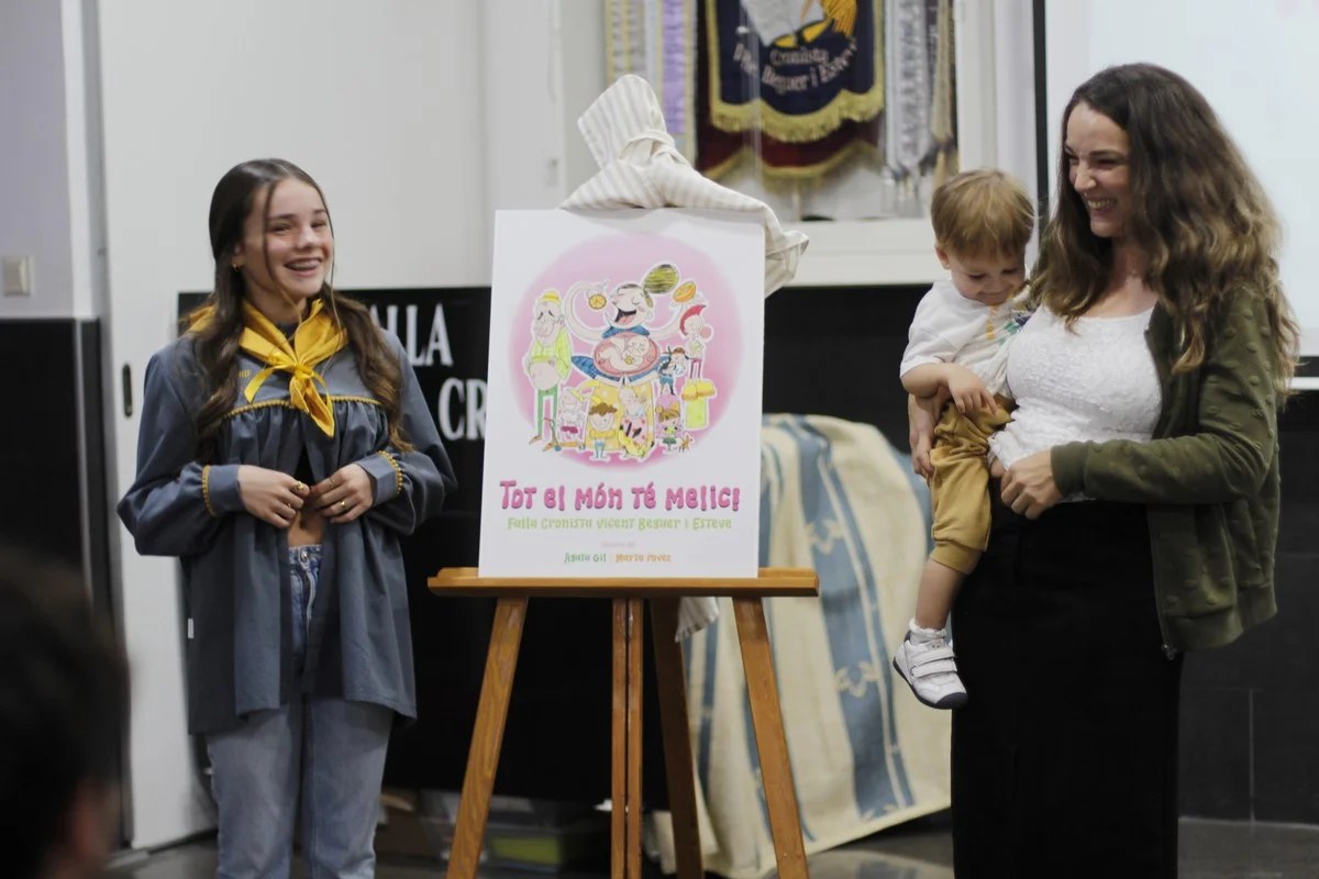 La Falla Cronista presenta sus bocetos para las Fallas 2026 4 Presentación del Boceto de la falla infantil “Tot el món té melic” de Marta Povez y Ágata Gil.