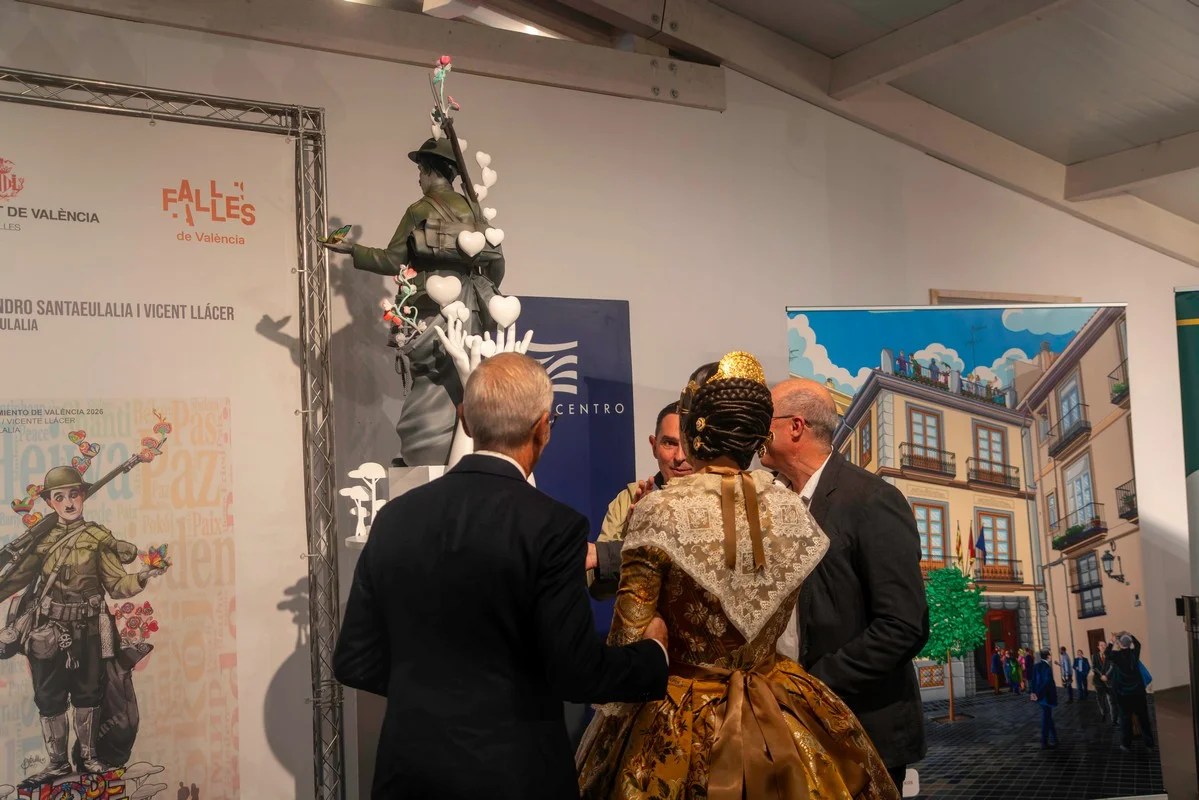 Fallas de Valencia: Así fue "Una Festa per a Tots 2026" 6 La Fallera Mayore de Valencia descubriendo la maqueta de la Falla Municipal 2026. Foto: Pablo Garcés