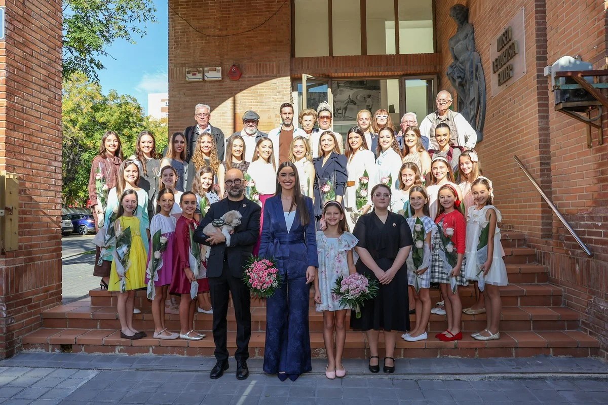 El Museu de l’Artista Faller inaugura la exposición homenaje a Rafael Boluda 4 Foto de familia en la entrada del Museu de l'Artista Faller.