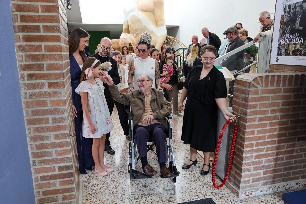 El Museu de l’Artista Faller inaugura la exposición homenaje a Rafael Boluda 6 Momento de la apertura de la exposición de Rafael Boluda, con el artista y las Falleras Mayores de Valencia