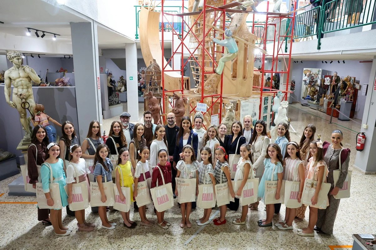El Museu de l’Artista Faller inaugura la exposición homenaje a Rafael Boluda 9 Falleras Mayores de Valencia y sus Cortes de Honor junto a miembros del Gremio de Artistas Falleros
