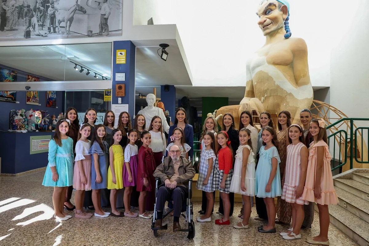 El Museu de l’Artista Faller inaugura la exposición homenaje a Rafael Boluda Rafael Boluda junto a las Falleras Mayores de Valencia