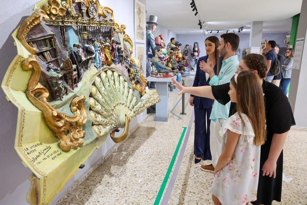 El Museu de l’Artista Faller inaugura la exposición homenaje a Rafael Boluda 2 Momento de la visita a la exposición de Rafael Boluda