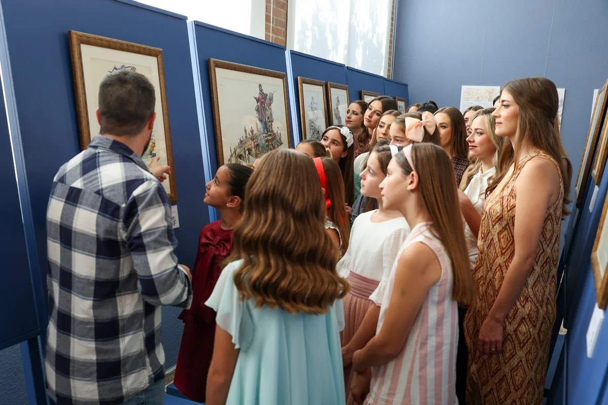 El Museu de l’Artista Faller inaugura la exposición homenaje a Rafael Boluda 11 Momento de la visita a la exposición de Rafael Boluda.