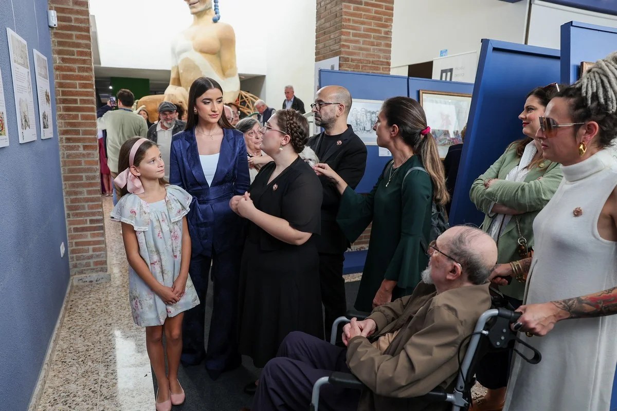 El Museu de l’Artista Faller inaugura la exposición homenaje a Rafael Boluda 7 Ángela Grau, directora del Museu, durante la visita a la exposición
