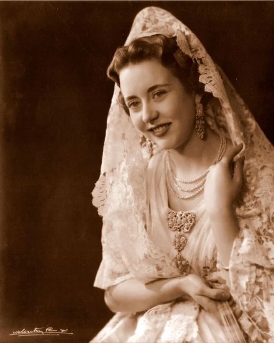 La indumentaria histórica de la Fallera Mayor de Valencia 1952 se suma al archivo de la JCF 2 Maria Rosario Violante Ferrandis Alvarez de Toledo Fallera Mayor de Valencia 1952