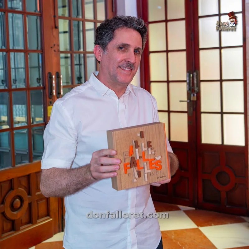El llibret Falla Corona 2025 conquista el Oro en los premios ADC*E y hace historia para las Fallas 4 Iban Ramon durante la presentación de la marca Fallas de Valencia. Archivo Don Falleret / Pablo Garcés