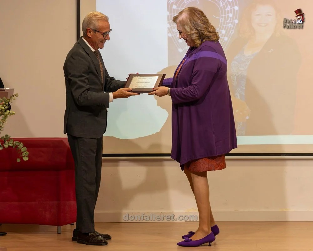 Carmen López, Ilustre 2025: el rostro de la solidaridad fallera 2 Santiago Ballester entrega a Carmen López el galardón