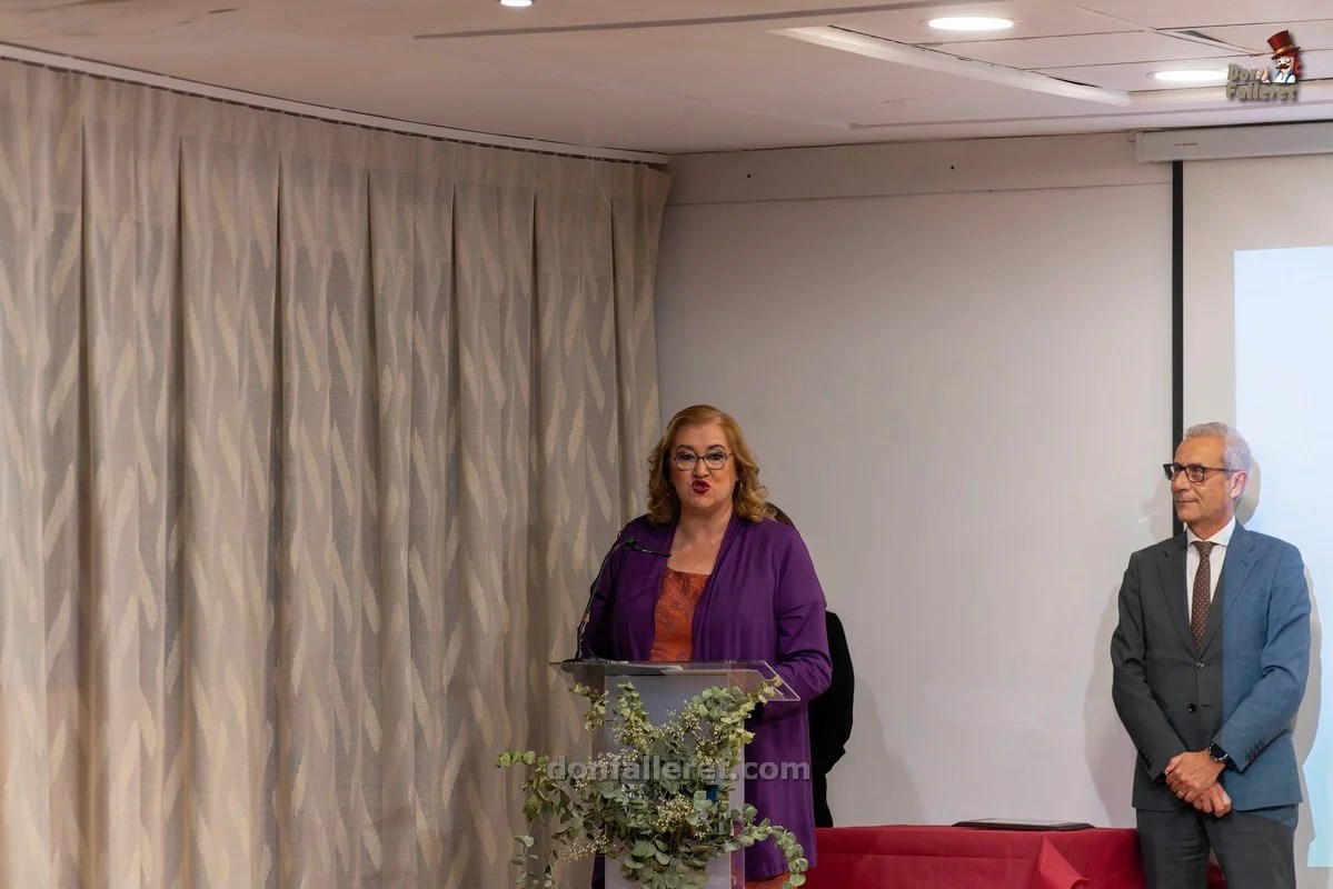 Carmen López, Ilustre 2025: el rostro de la solidaridad fallera 3 Carmen López durante su discurso de agradecimiento