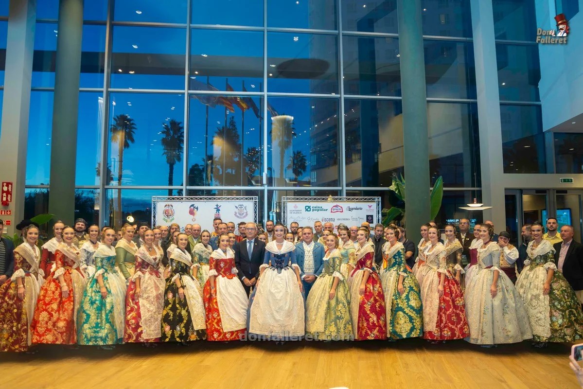 Lo mejor del acto de presentación de las Fallas 2026 de Primera A 1 Fallera Mayor de Valencia y Corte de Honor junto a los representantes de la comisiones de la Fed. Fallas 1ª A