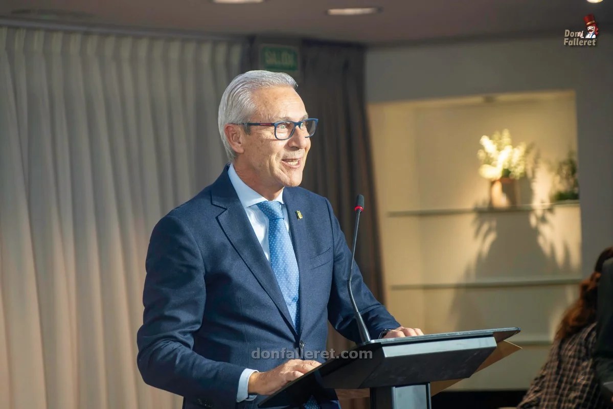 Lo mejor del acto de presentación de las Fallas 2026 de Primera A 4 El presidente de Junta Central Fallera dedicó unas palabras a los asistentes