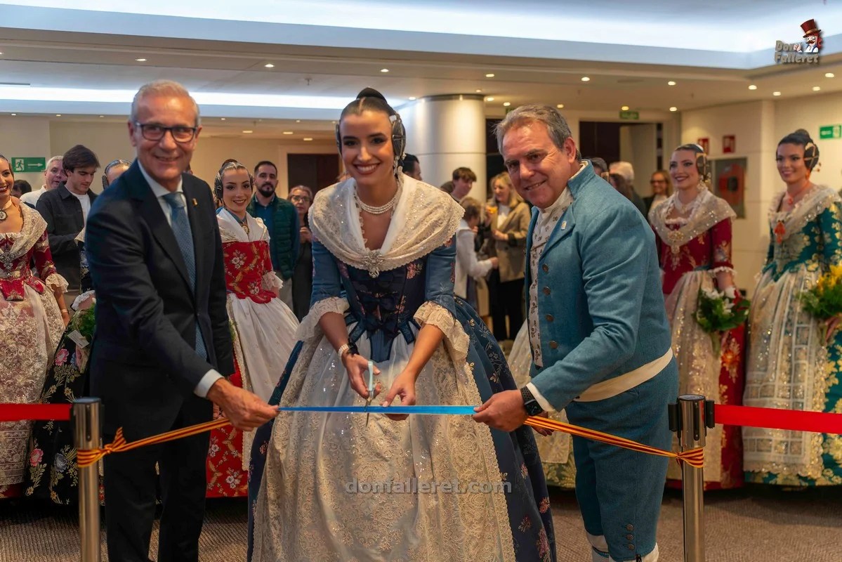 Lo mejor del acto de presentación de las Fallas 2026 de Primera A 26 Momento del corte inaugural de la exposición de maquetas y bocetos de 1ª A