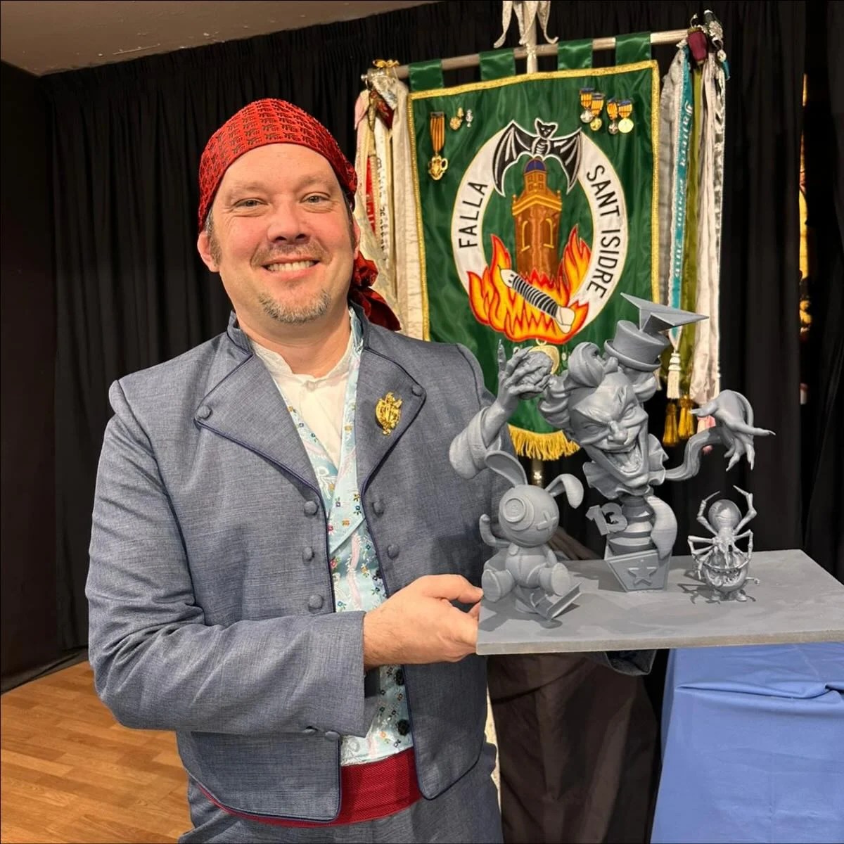 Falla San Isidro 2026: así son los proyectos grande e infantil 2 El presidente de la comisión con la maqueta de la Falla Grande