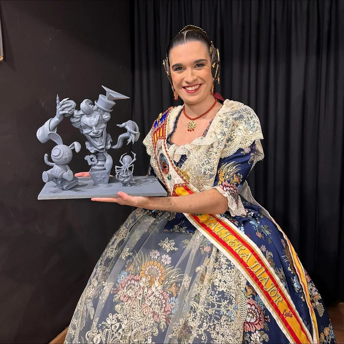 Falla San Isidro 2026: así son los proyectos grande e infantil 3 La Fallera Mayor de la comisión con la maqueta de la Falla Grande