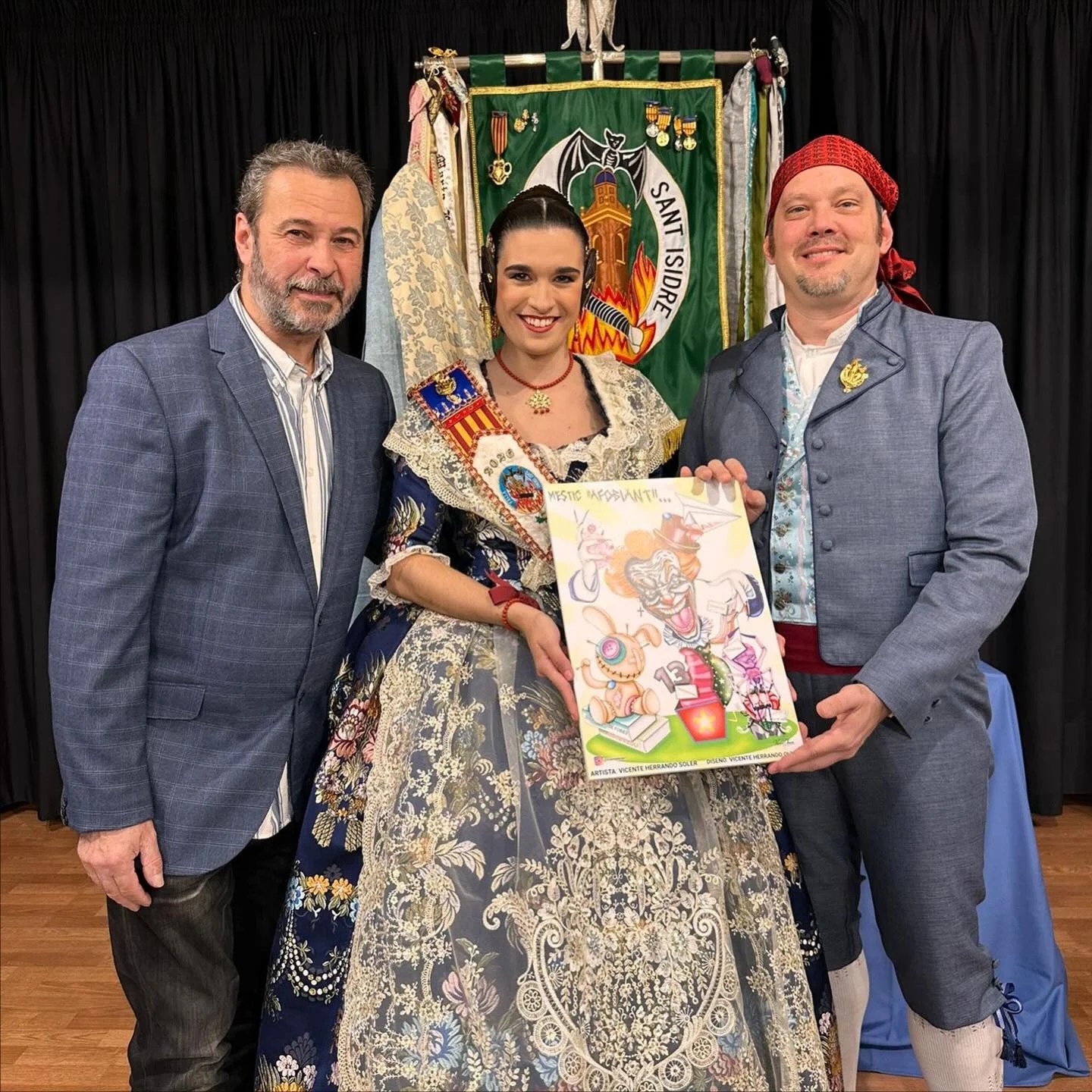 Falla San Isidro 2026: así son los proyectos grande e infantil 4 Representantes y artista presentando el boceto de la Falla Grande