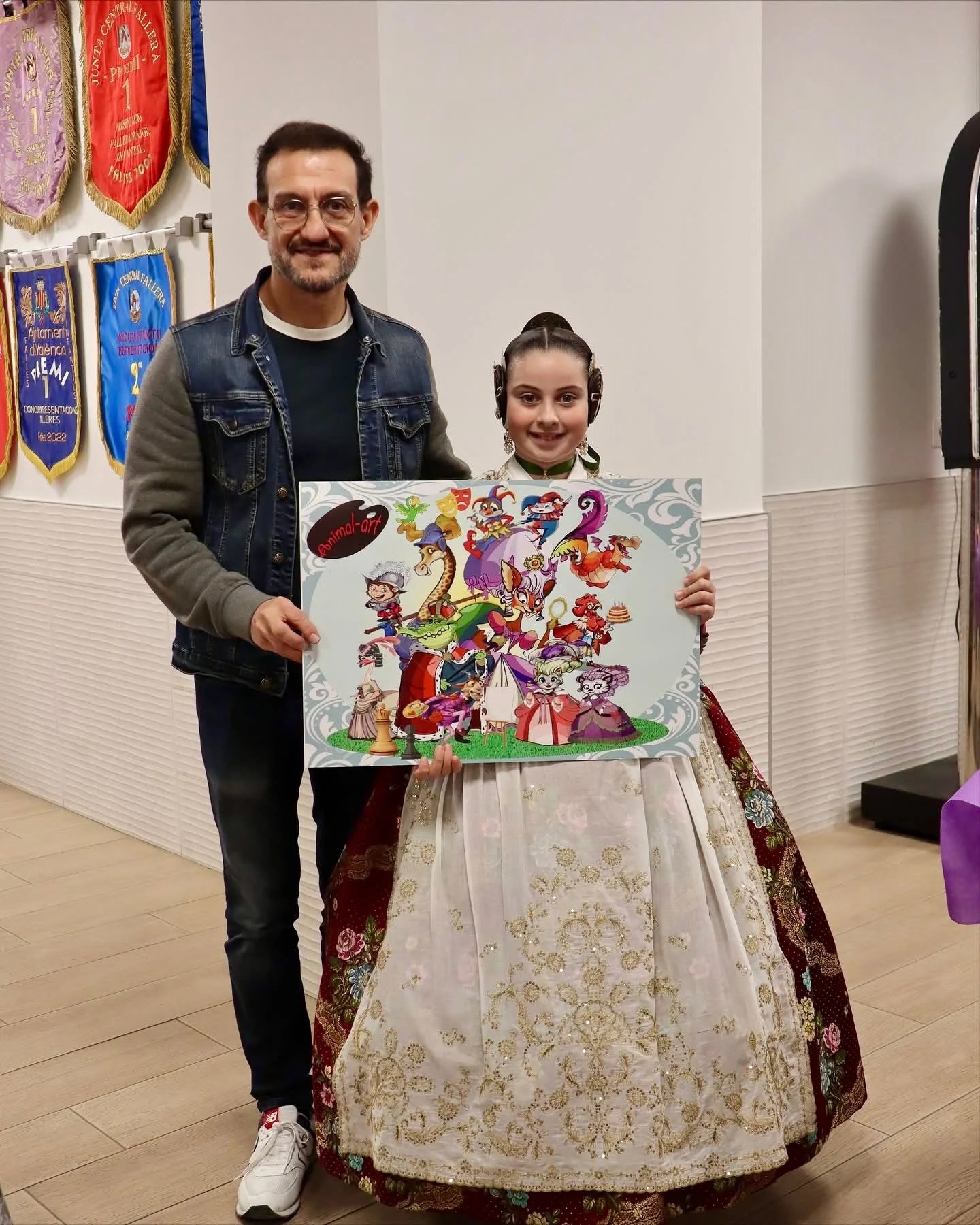 Bocetos Falla Malilla-Ingeniero: Quemadera y Salva Dolz presentas las Fallas 2026 4 La Fallera Mayor Infantil junto al artista de la Falla Infantil