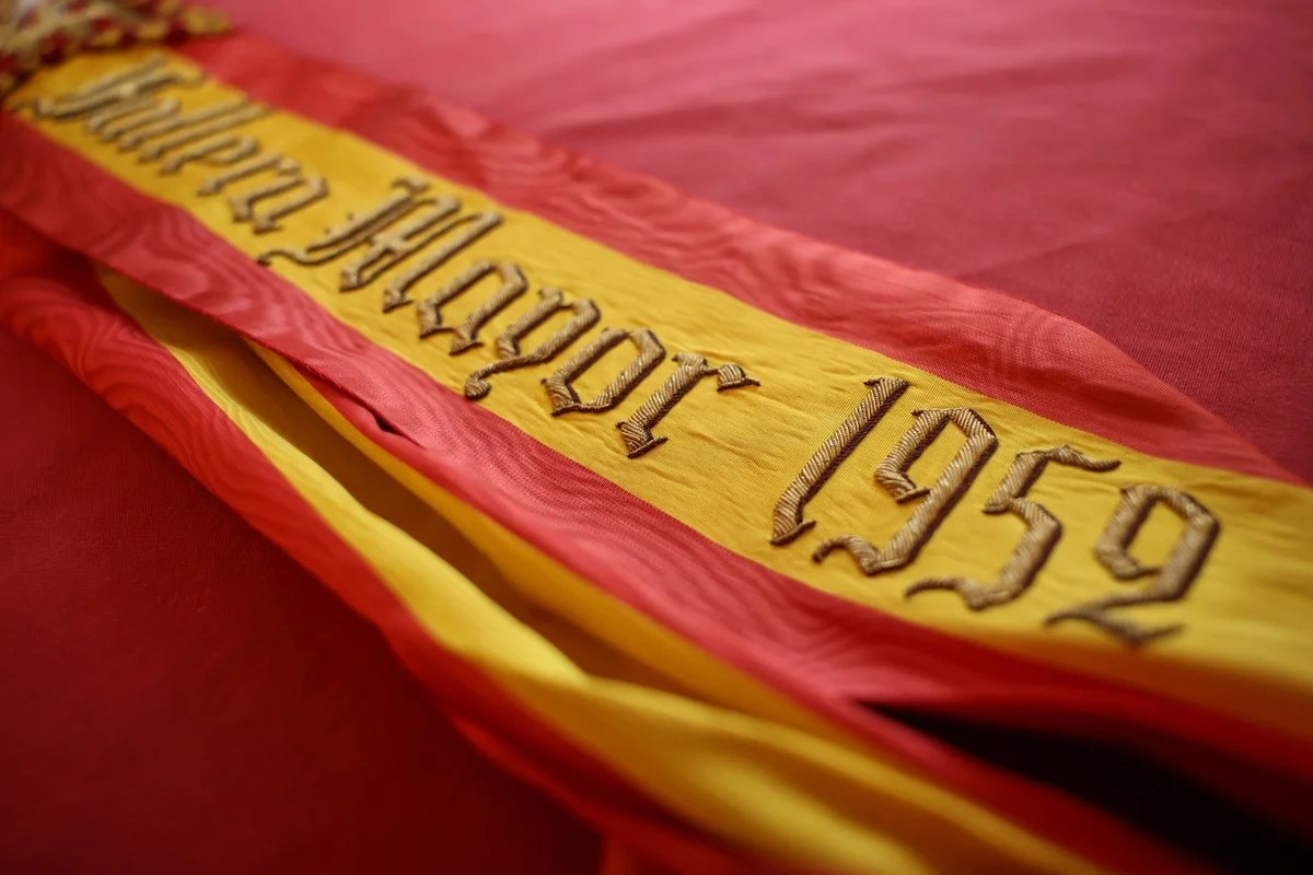 La indumentaria histórica de la Fallera Mayor de Valencia 1952 se suma al archivo de la JCF 1 Banda de Fallera Mayor de Valencia 1952