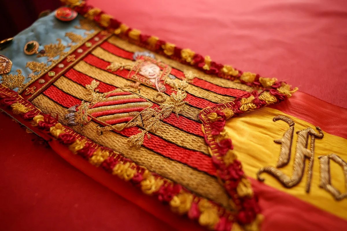 La indumentaria histórica de la Fallera Mayor de Valencia 1952 se suma al archivo de la JCF 12 La banda original con insignias cosidas.