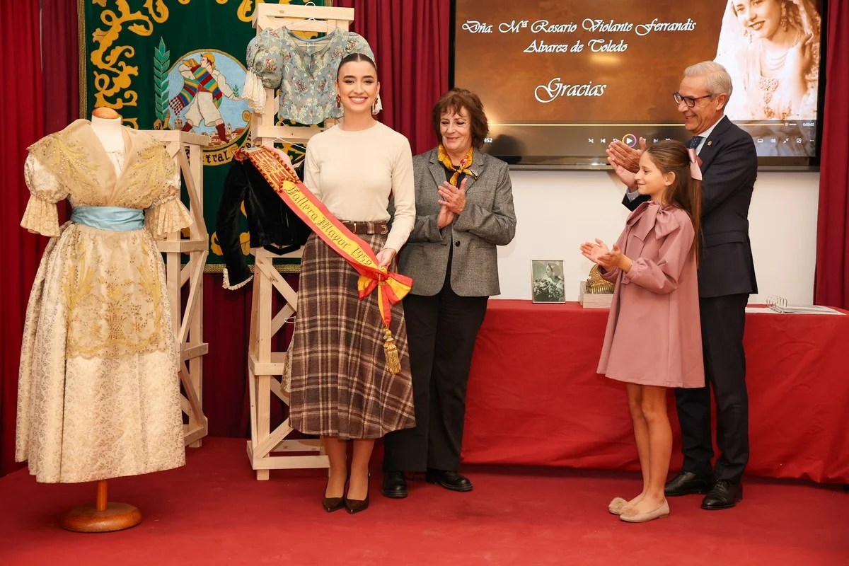 La indumentaria histórica de la Fallera Mayor de Valencia 1952 se suma al archivo de la JCF Carmen Prades con la banda de la Fallera Mayor de Valencia 1952