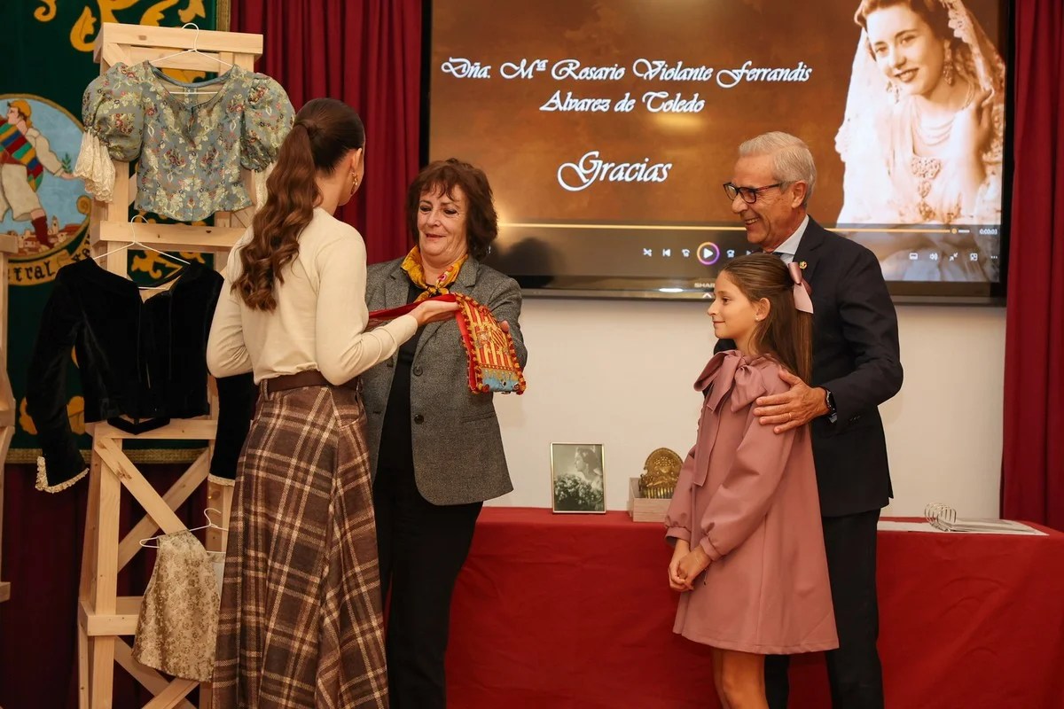 La indumentaria histórica de la Fallera Mayor de Valencia 1952 se suma al archivo de la JCF 4 Momento de la entrega de la donación