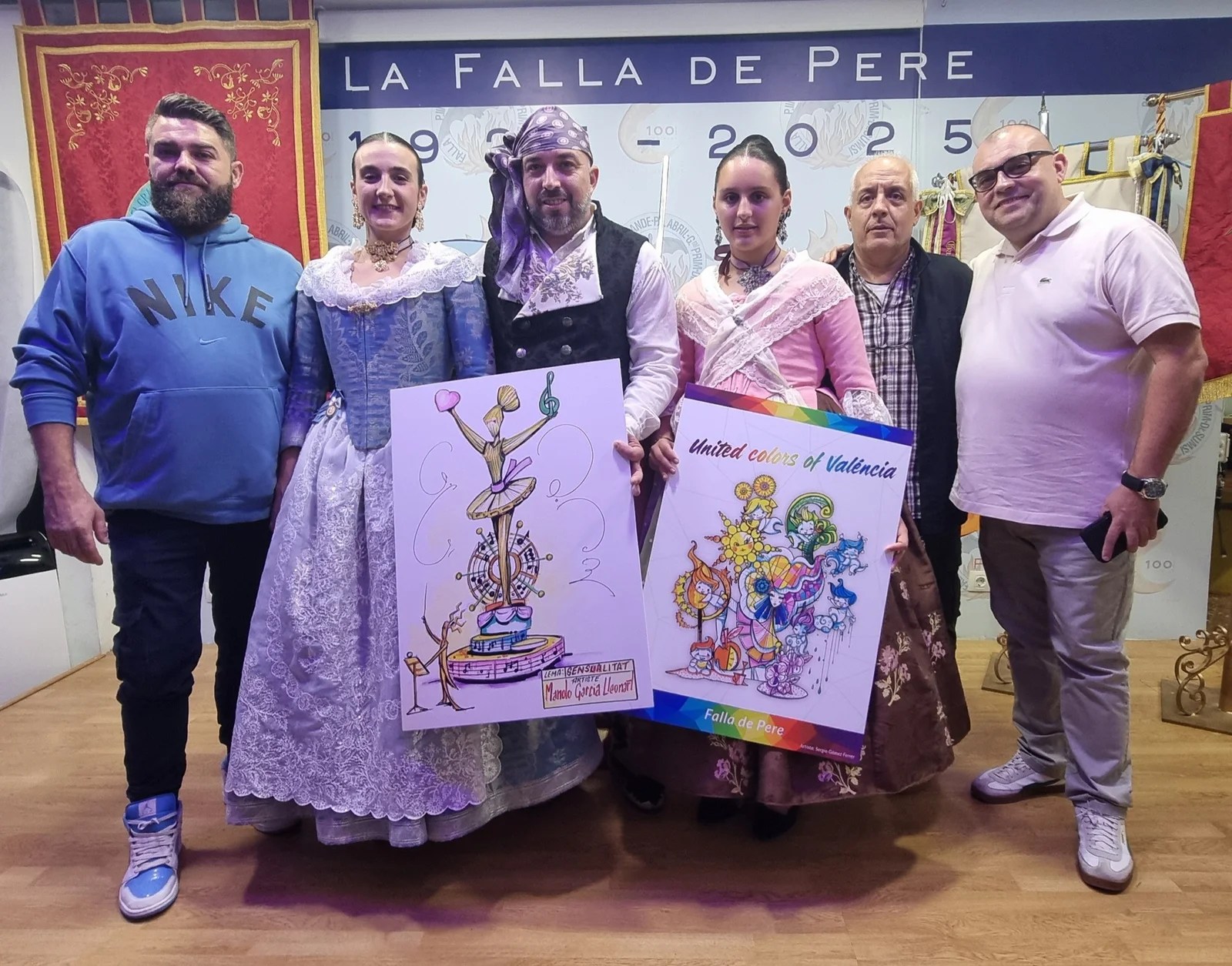 La Falla de Pere presenta sus Fallas 2026 3 Representantes de la Falla de Pere 2026 con los artistas falleros y los bocetos