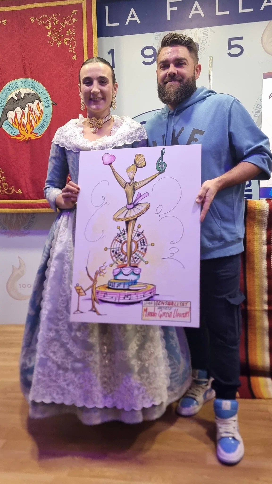 La Falla de Pere presenta sus Fallas 2026 4 El artista de la Falla Grande junto a la Fallera Mayor de la comisión