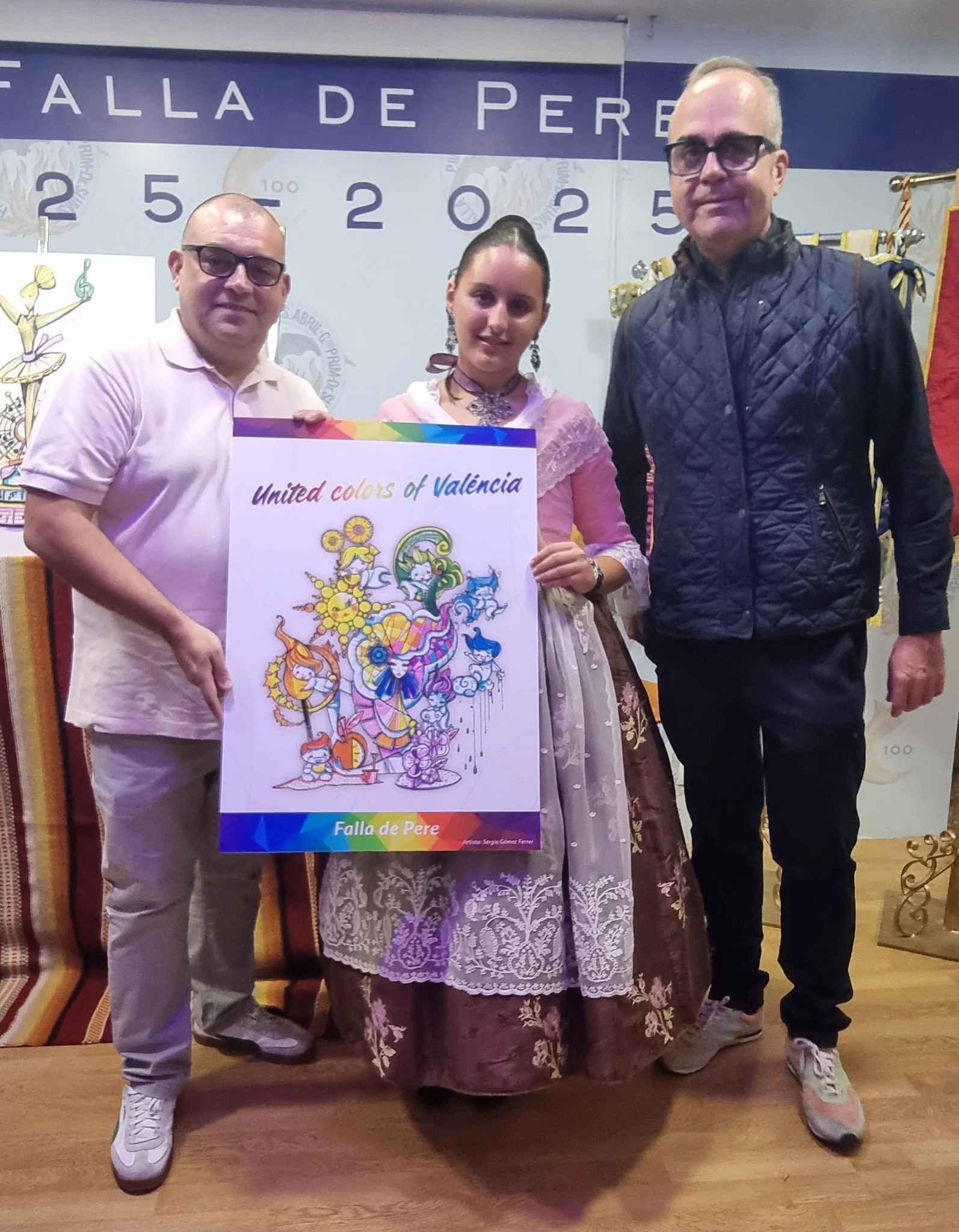 La Falla de Pere presenta sus Fallas 2026 5 El artista y guionista de la falla infantil junto a la Fallera Mayor Infantil de la comisión.