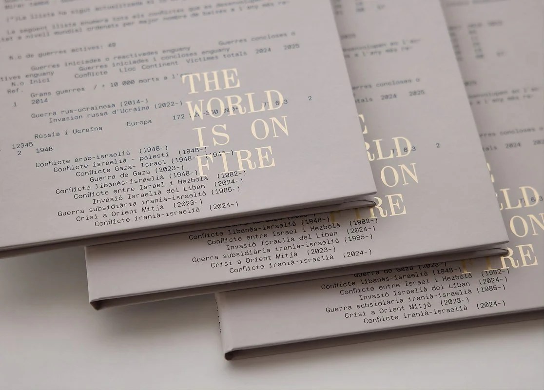 El llibret Falla Corona 2025 conquista el Oro en los premios ADC*E y hace historia para las Fallas 1 Portada del llibret 2025 de la Falla Corona